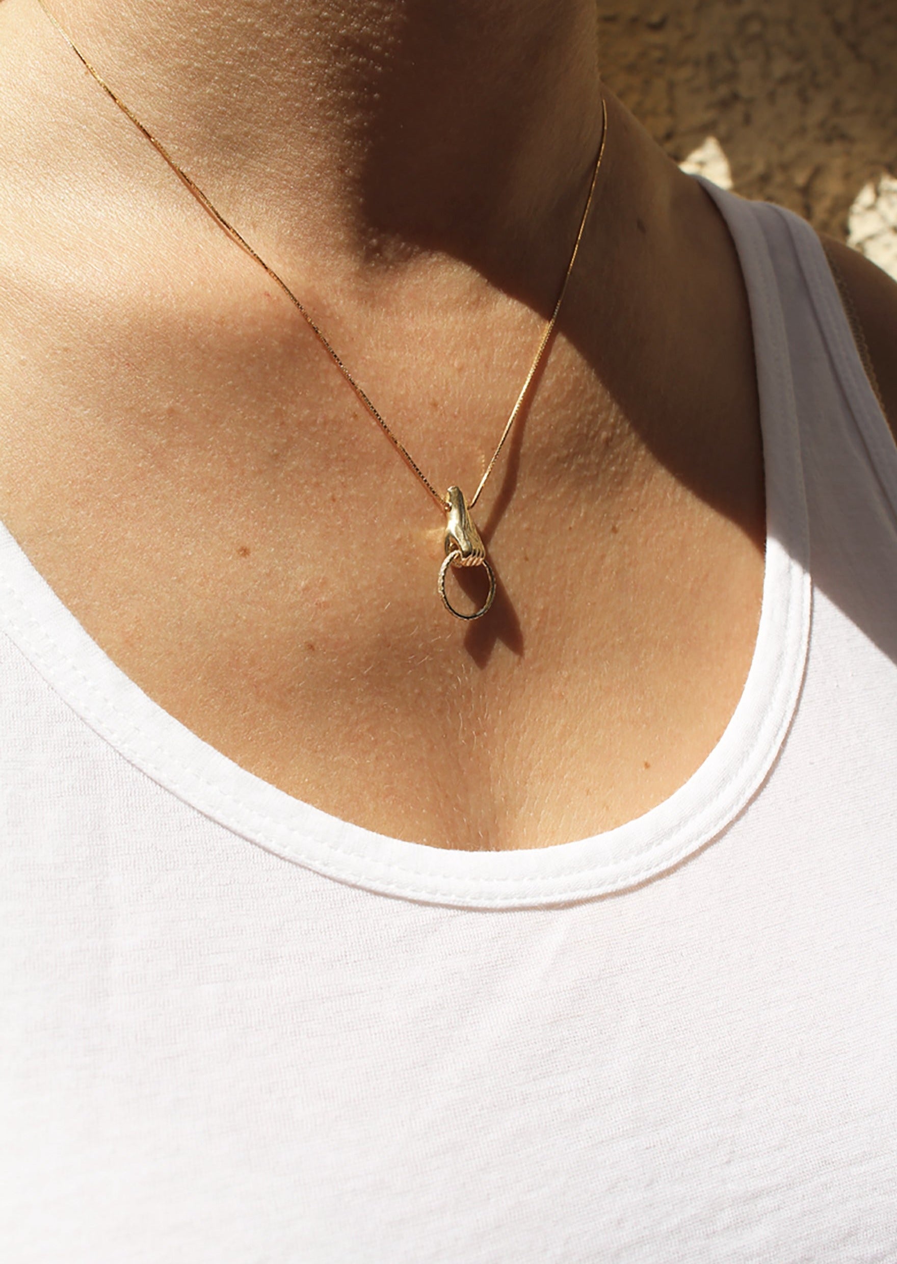 GOLD BABY HAND NECKLACE - Ruby Star