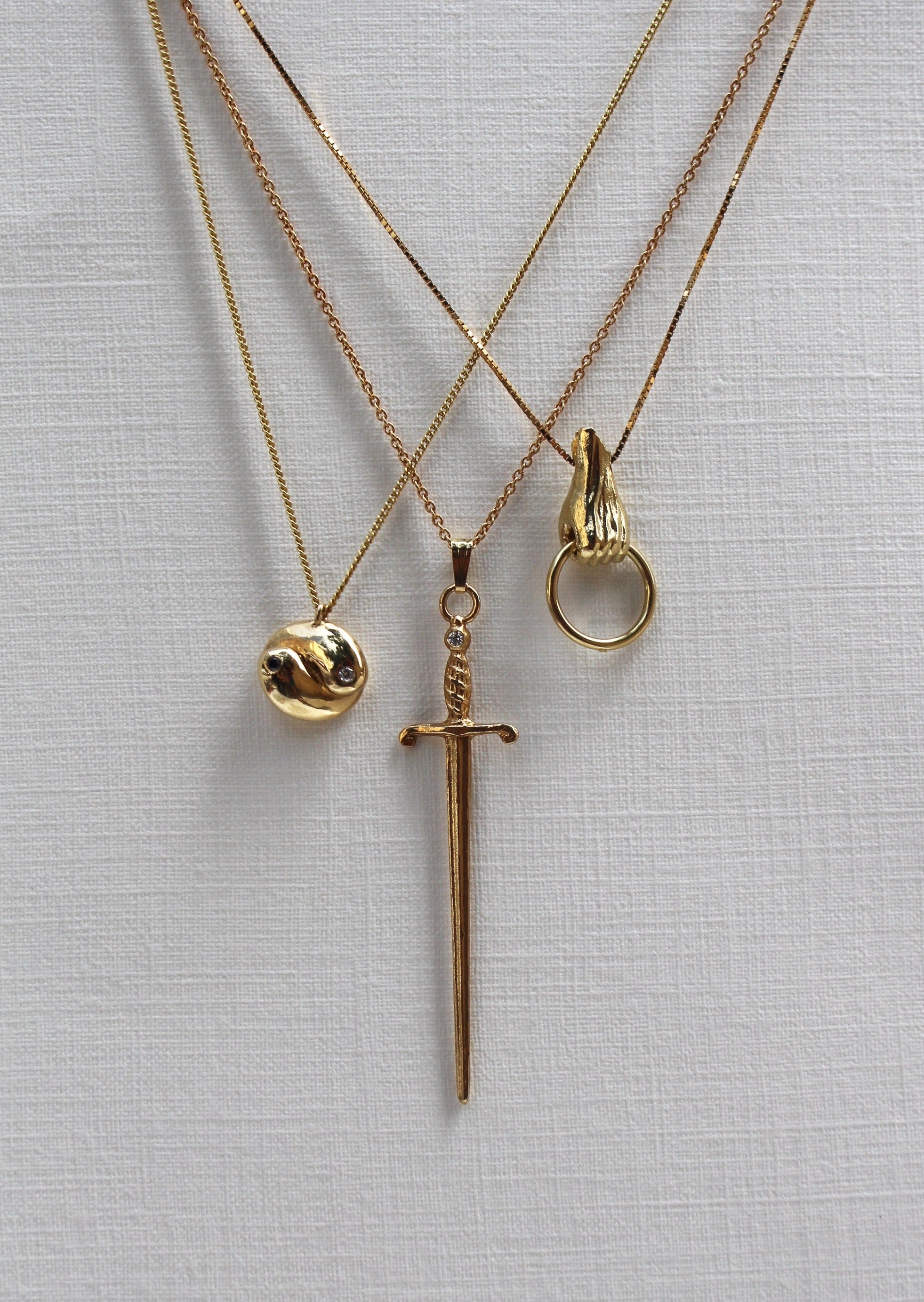 GOLD BABY HAND NECKLACE - Ruby Star