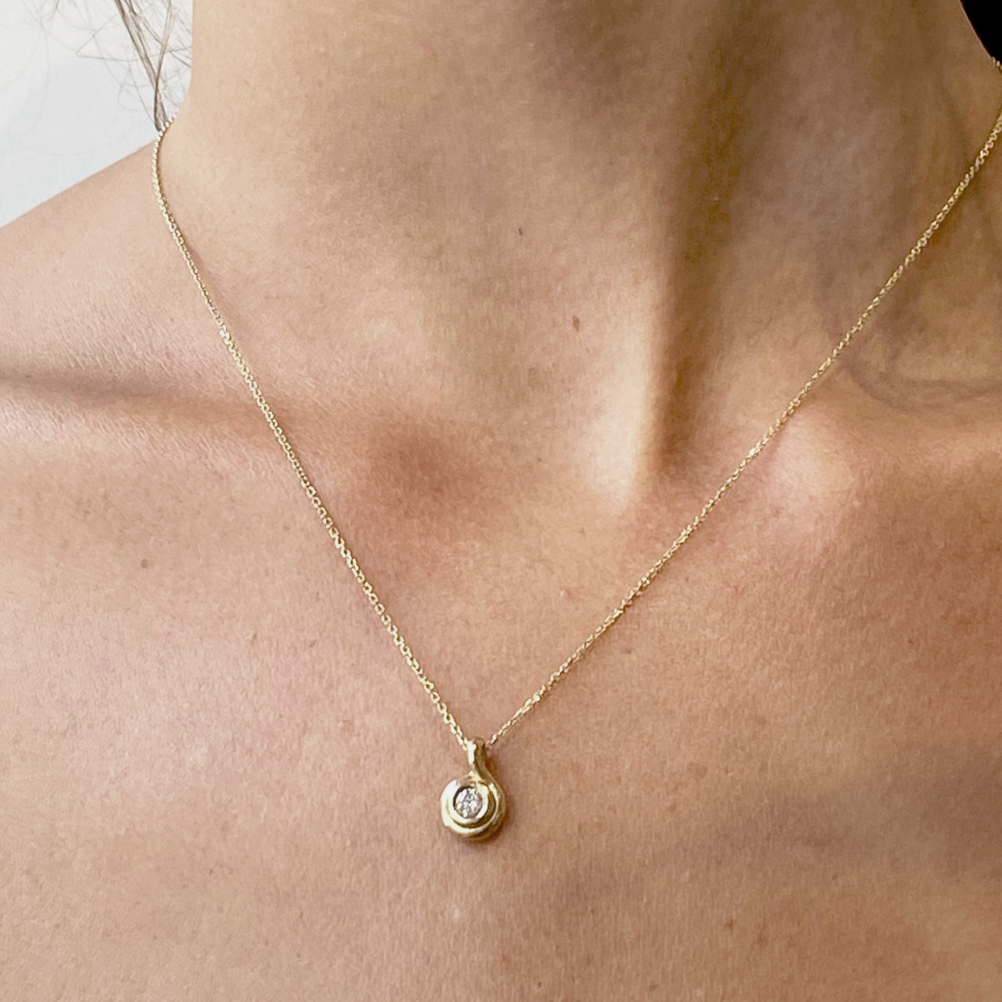 GOLD ROLL NECKLACE - Ruby Star