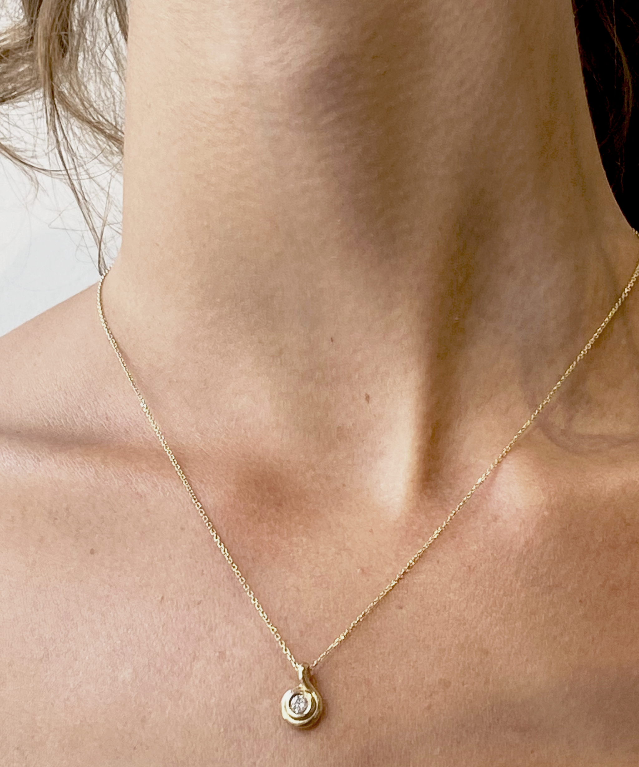 GOLD ROLL NECKLACE - Ruby Star