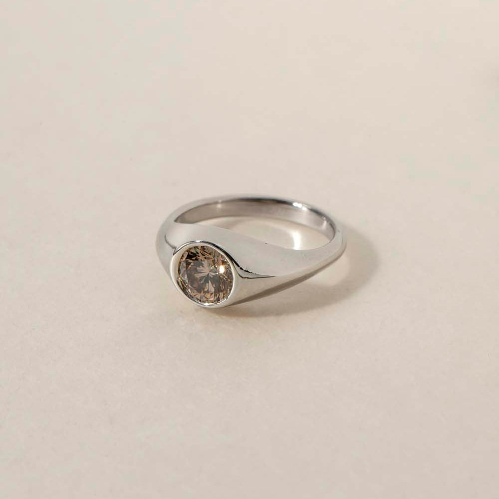 GRAND ORO
A modern interpretation of the gypsy ring, defined by soft volume and sculptural balance. The flush-set diamond becomes one with the gold, creating a monolithic and effortless silhouette.
The GRAND ORO is a 14K solid gold Fine Jewelry engagement ring that blends tradition with contemporary luxury design. Bold yet minimal, soft yet structured.
Handcrafted in the Ruby Star studio, it is designed as a modern heirloom piece that transcends trends.
Details:
• 1ct diamond (white / lab-grown / champagne)