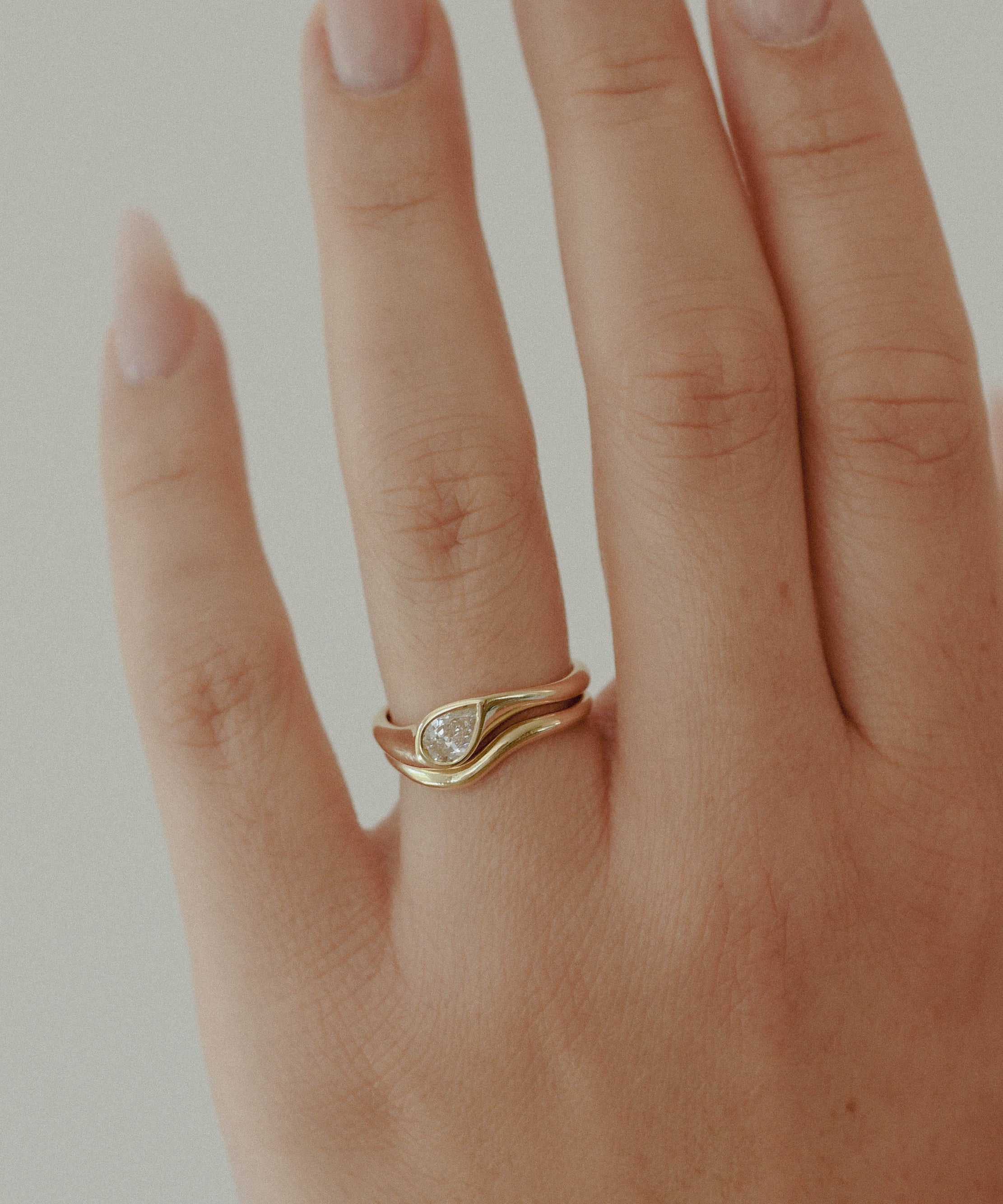 DIAMOND DROP I
A teardrop diamond ring with a softer architectural presence, where bezel setting and organic lines merge into a fluid silhouette.
The DIAMOND DROP I is a 14K solid gold Fine Jewelry engagement ring designed with quiet strength and modern elegance.
Handcrafted in the Ruby Star studio as a modern heirloom piece.
Details:
• 0.50ct pear-shaped diamond (natural or lab-grown F VS)
• Bezel setting
• 14K solid gold
• Handmade fine jewelry
• Organic sculptural design
A luxury pear-cut engagement ring