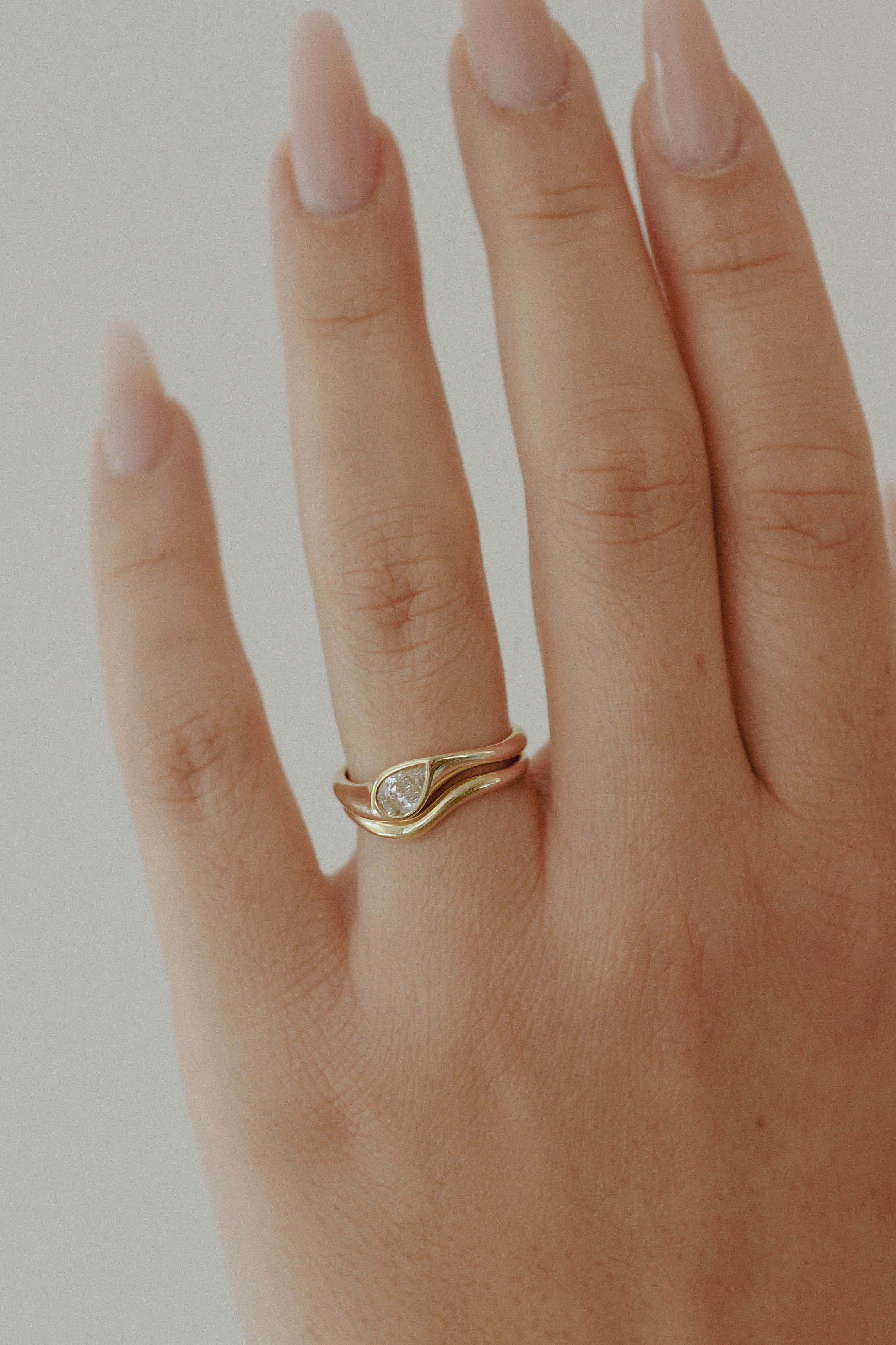 DIAMOND DROP I
A teardrop diamond ring with a softer architectural presence, where bezel setting and organic lines merge into a fluid silhouette.
The DIAMOND DROP I is a 14K solid gold Fine Jewelry engagement ring designed with quiet strength and modern elegance.
Handcrafted in the Ruby Star studio as a modern heirloom piece.
Details:
• 0.50ct pear-shaped diamond (natural or lab-grown F VS)
• Bezel setting
• 14K solid gold
• Handmade fine jewelry
• Organic sculptural design
A luxury pear-cut engagement ring
