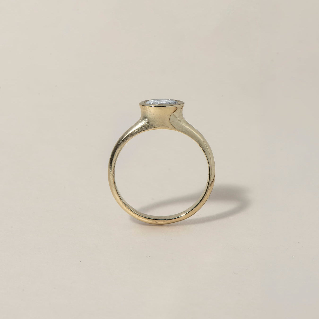 GRAND OVAL RING
A bold oval diamond engagement ring elevated on a sculptural gold base, creating a floating illusion of light and form.
The GRAND OVAL is a 14K solid gold Fine Jewelry piece combining contemporary jewelry design with architectural presence.
Handcrafted in the Ruby Star studio as a modern heirloom ring.
Details:
• 0.50ct oval diamond (lab-grown white)
• Elevated bezel setting
• 14K solid gold
• Handmade fine jewelry
• Sculptural bold design
A luxury oval engagement ring for those drawn to mod