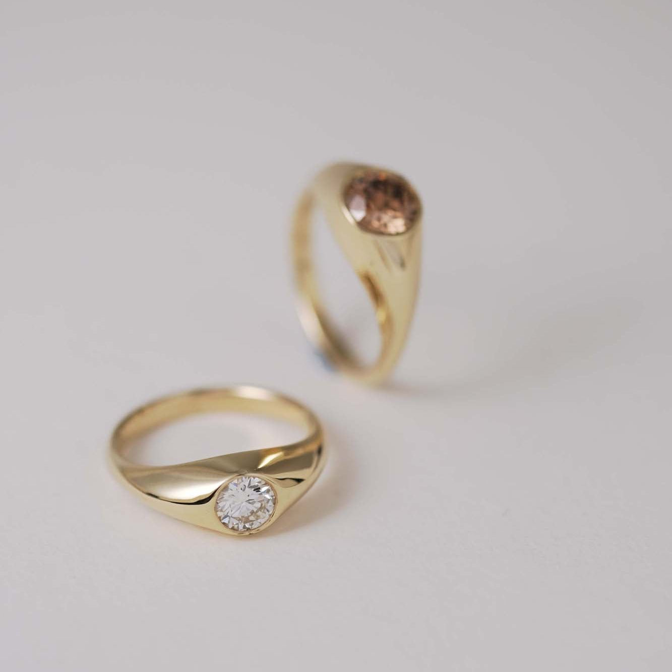 CLASSIC ORO
A refined interpretation of the classic gypsy ring, defined by soft curves and sculptural simplicity. The flush-set diamond integrates seamlessly into the gold form.
The CLASSIC ORO is a 14K solid gold Fine Jewelry engagement ring designed for everyday wear. Minimal, timeless, and effortlessly balanced.
Handcrafted in the Ruby Star studio as a modern heirloom piece.
Details:
• 0.50ct diamond (white / lab-grown / champagne)
• Flush setting
• 14K solid gold
• Handmade fine jewelry
• Sculptural min