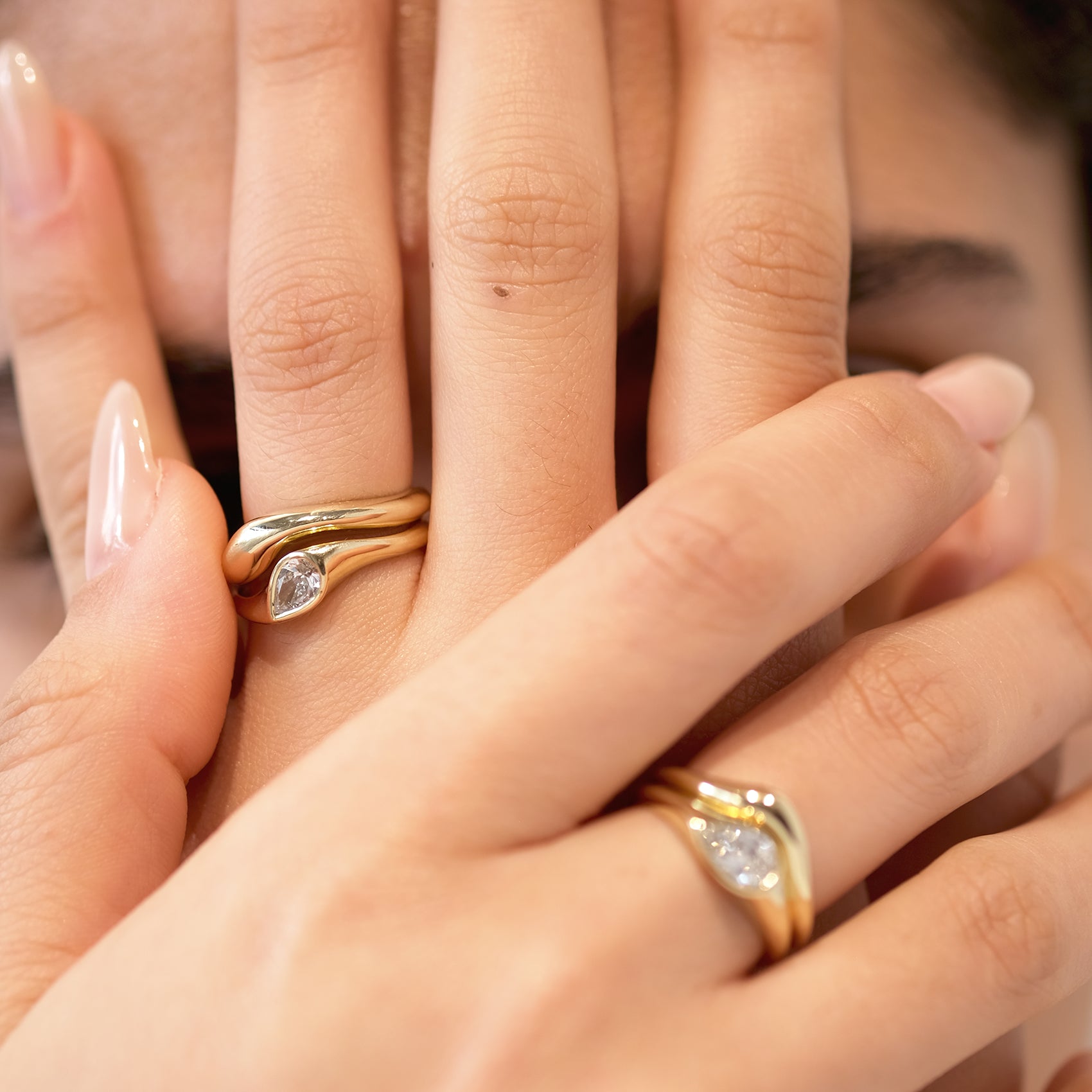 DIAMOND DROP I
A teardrop diamond ring with a softer architectural presence, where bezel setting and organic lines merge into a fluid silhouette.
The DIAMOND DROP I is a 14K solid gold Fine Jewelry engagement ring designed with quiet strength and modern elegance.
Handcrafted in the Ruby Star studio as a modern heirloom piece.
Details:
• 0.50ct pear-shaped diamond (natural or lab-grown F VS)
• Bezel setting
• 14K solid gold
• Handmade fine jewelry
• Organic sculptural design
A luxury pear-cut engagement ring