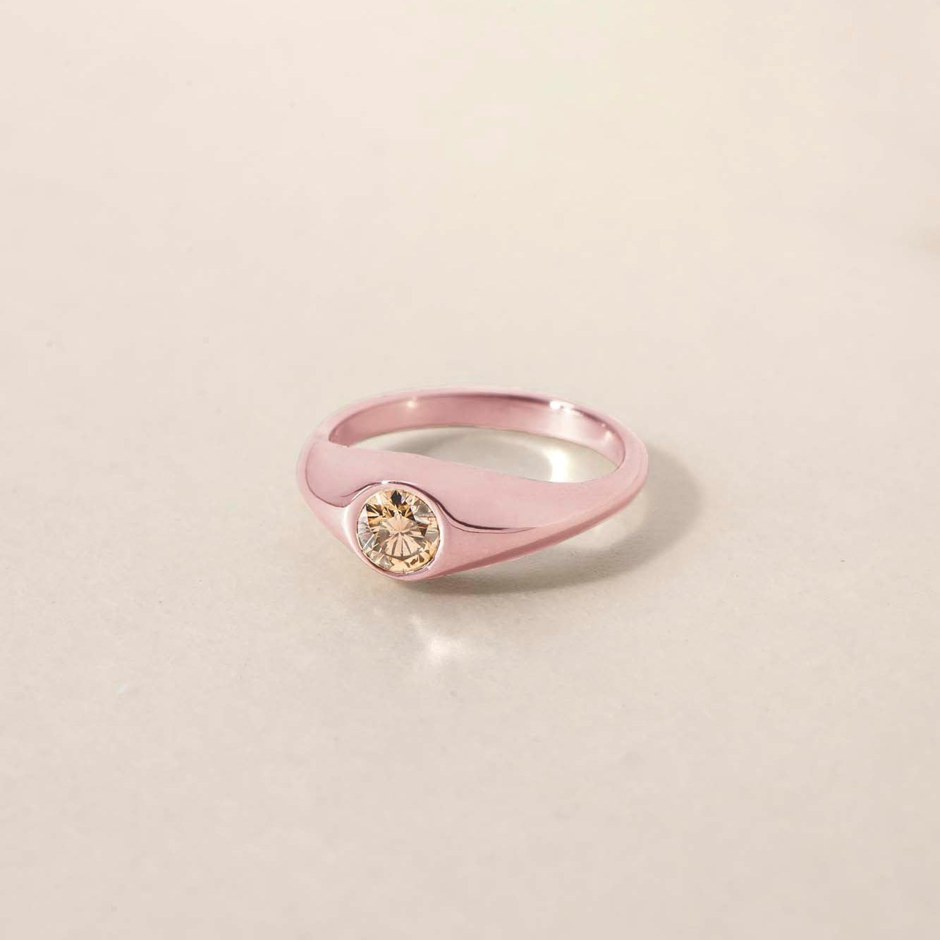 CLASSIC ORO
A refined interpretation of the classic gypsy ring, defined by soft curves and sculptural simplicity. The flush-set diamond integrates seamlessly into the gold form.
The CLASSIC ORO is a 14K solid gold Fine Jewelry engagement ring designed for everyday wear. Minimal, timeless, and effortlessly balanced.
Handcrafted in the Ruby Star studio as a modern heirloom piece.
Details:
• 0.50ct diamond (white / lab-grown / champagne)
• Flush setting
• 14K solid gold
• Handmade fine jewelry
• Sculptural min