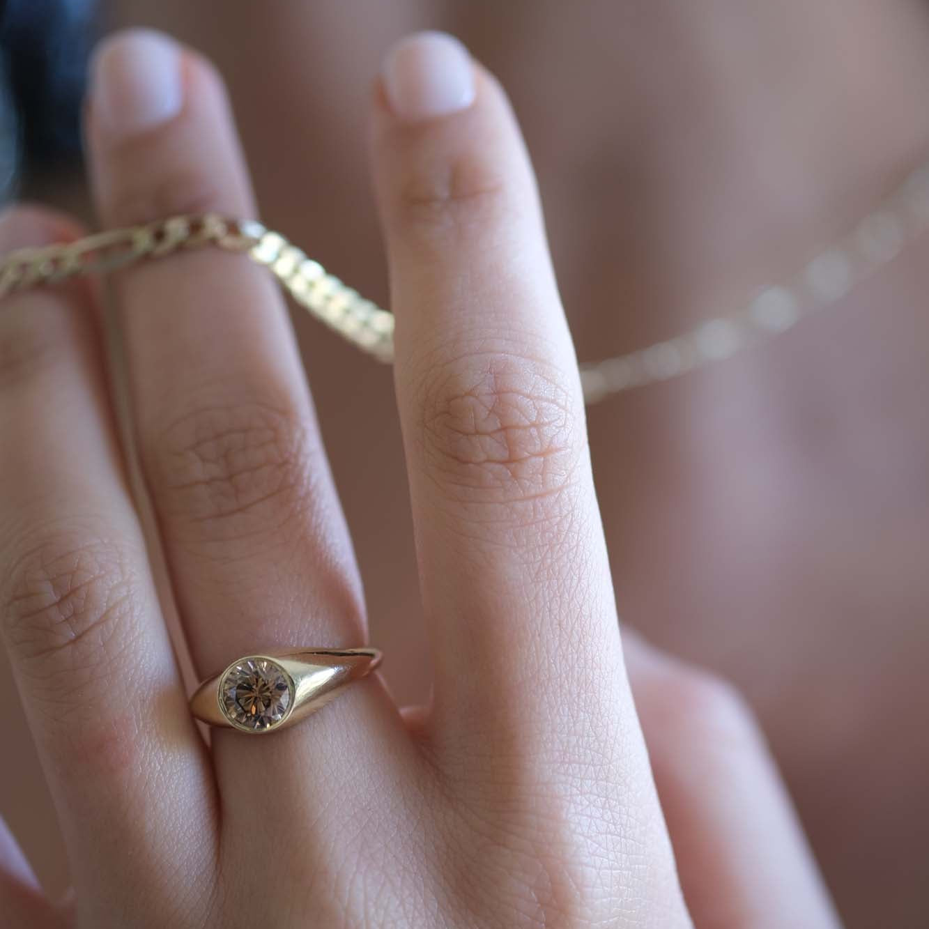 GRAND ORO
A modern interpretation of the gypsy ring, defined by soft volume and sculptural balance. The flush-set diamond becomes one with the gold, creating a monolithic and effortless silhouette.
The GRAND ORO is a 14K solid gold Fine Jewelry engagement ring that blends tradition with contemporary luxury design. Bold yet minimal, soft yet structured.
Handcrafted in the Ruby Star studio, it is designed as a modern heirloom piece that transcends trends.
Details:
• 1ct diamond (white / lab-grown / champagne)
