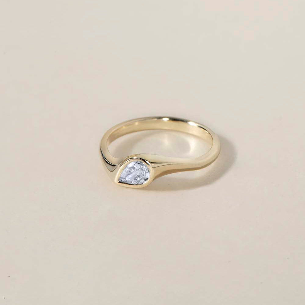 DIAMOND DROP I
A teardrop diamond ring with a softer architectural presence, where bezel setting and organic lines merge into a fluid silhouette.
The DIAMOND DROP I is a 14K solid gold Fine Jewelry engagement ring designed with quiet strength and modern elegance.
Handcrafted in the Ruby Star studio as a modern heirloom piece.
Details:
• 0.50ct pear-shaped diamond (natural or lab-grown F VS)
• Bezel setting
• 14K solid gold
• Handmade fine jewelry
• Organic sculptural design
A luxury pear-cut engagement ring