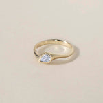 DIAMOND DROP I
A teardrop diamond ring with a softer architectural presence, where bezel setting and organic lines merge into a fluid silhouette.
The DIAMOND DROP I is a 14K solid gold Fine Jewelry engagement ring designed with quiet strength and modern elegance.
Handcrafted in the Ruby Star studio as a modern heirloom piece.
Details:
• 0.50ct pear-shaped diamond (natural or lab-grown F VS)
• Bezel setting
• 14K solid gold
• Handmade fine jewelry
• Organic sculptural design
A luxury pear-cut engagement ring