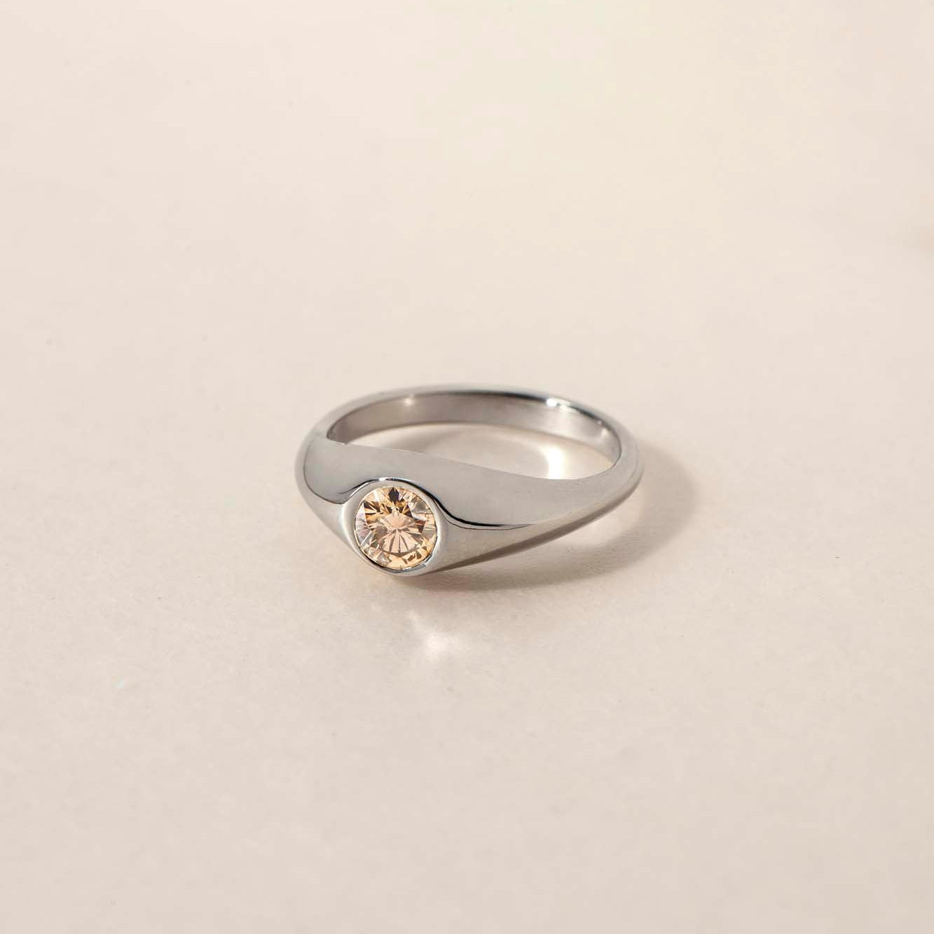 CLASSIC ORO
A refined interpretation of the classic gypsy ring, defined by soft curves and sculptural simplicity. The flush-set diamond integrates seamlessly into the gold form.
The CLASSIC ORO is a 14K solid gold Fine Jewelry engagement ring designed for everyday wear. Minimal, timeless, and effortlessly balanced.
Handcrafted in the Ruby Star studio as a modern heirloom piece.
Details:
• 0.50ct diamond (white / lab-grown / champagne)
• Flush setting
• 14K solid gold
• Handmade fine jewelry
• Sculptural min
