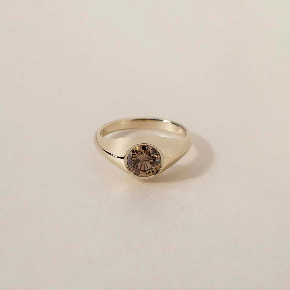 GRAND ORO
A modern interpretation of the gypsy ring, defined by soft volume and sculptural balance. The flush-set diamond becomes one with the gold, creating a monolithic and effortless silhouette.
The GRAND ORO is a 14K solid gold Fine Jewelry engagement ring that blends tradition with contemporary luxury design. Bold yet minimal, soft yet structured.
Handcrafted in the Ruby Star studio, it is designed as a modern heirloom piece that transcends trends.
Details:
• 1ct diamond (white / lab-grown / champagne)