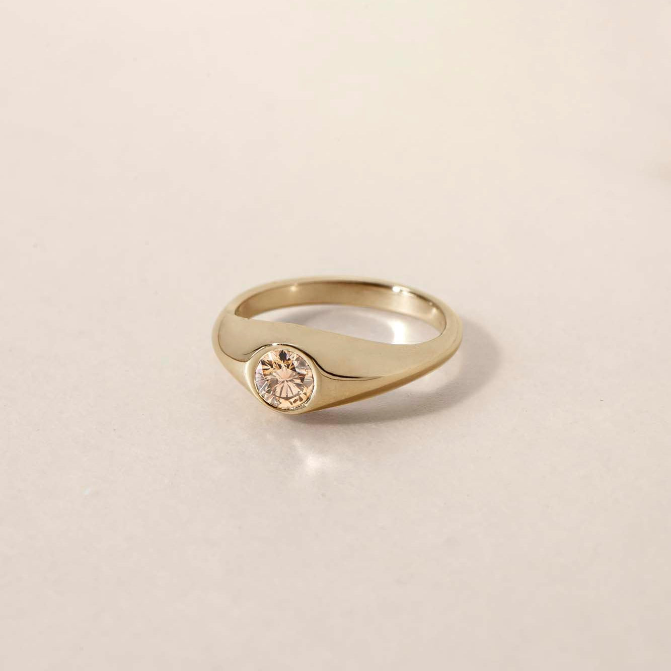 CLASSIC ORO
A refined interpretation of the classic gypsy ring, defined by soft curves and sculptural simplicity. The flush-set diamond integrates seamlessly into the gold form.
The CLASSIC ORO is a 14K solid gold Fine Jewelry engagement ring designed for everyday wear. Minimal, timeless, and effortlessly balanced.
Handcrafted in the Ruby Star studio as a modern heirloom piece.
Details:
• 0.50ct diamond (white / lab-grown / champagne)
• Flush setting
• 14K solid gold
• Handmade fine jewelry
• Sculptural min