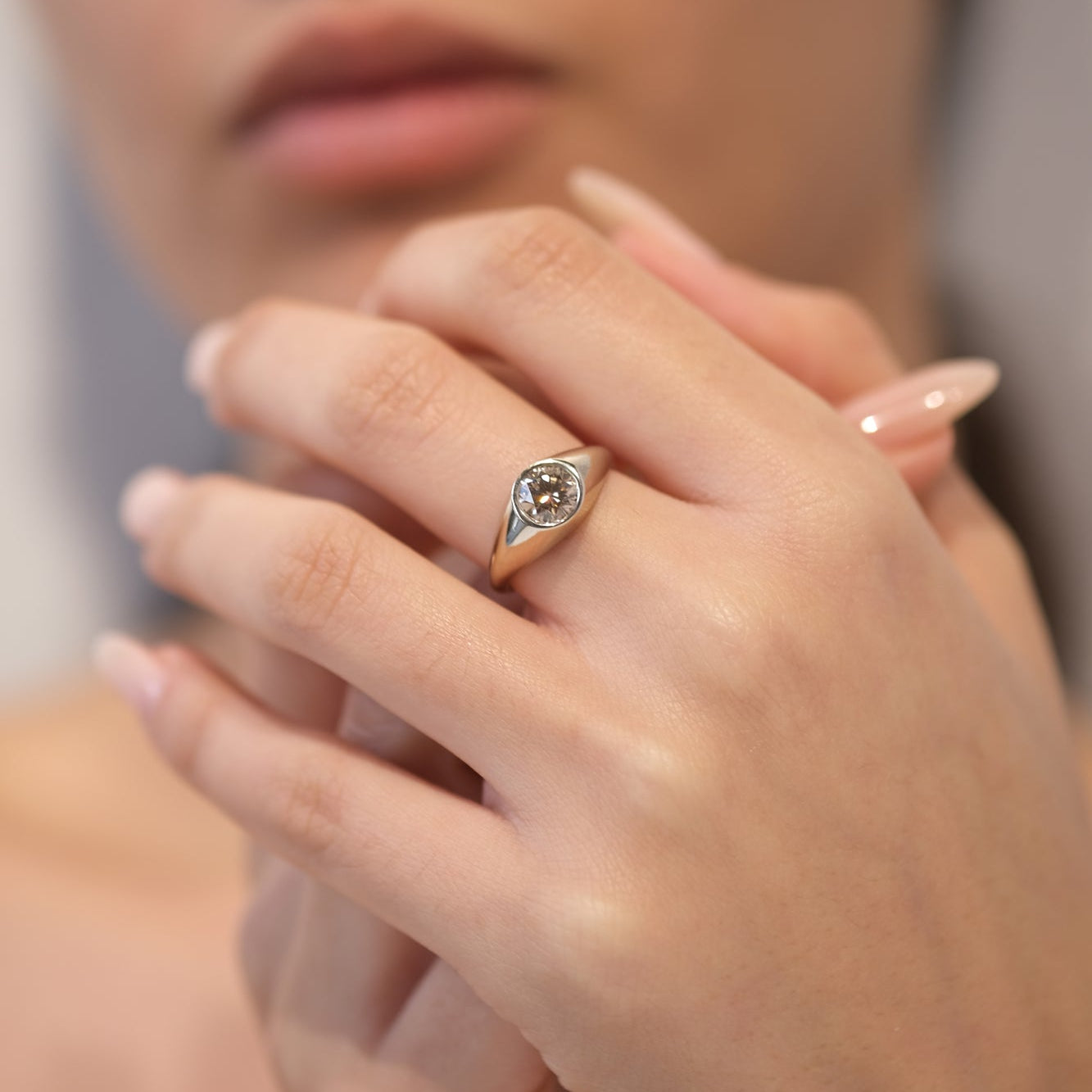 GRAND ORO
A modern interpretation of the gypsy ring, defined by soft volume and sculptural balance. The flush-set diamond becomes one with the gold, creating a monolithic and effortless silhouette.
The GRAND ORO is a 14K solid gold Fine Jewelry engagement ring that blends tradition with contemporary luxury design. Bold yet minimal, soft yet structured.
Handcrafted in the Ruby Star studio, it is designed as a modern heirloom piece that transcends trends.
Details:
• 1ct diamond (white / lab-grown / champagne)