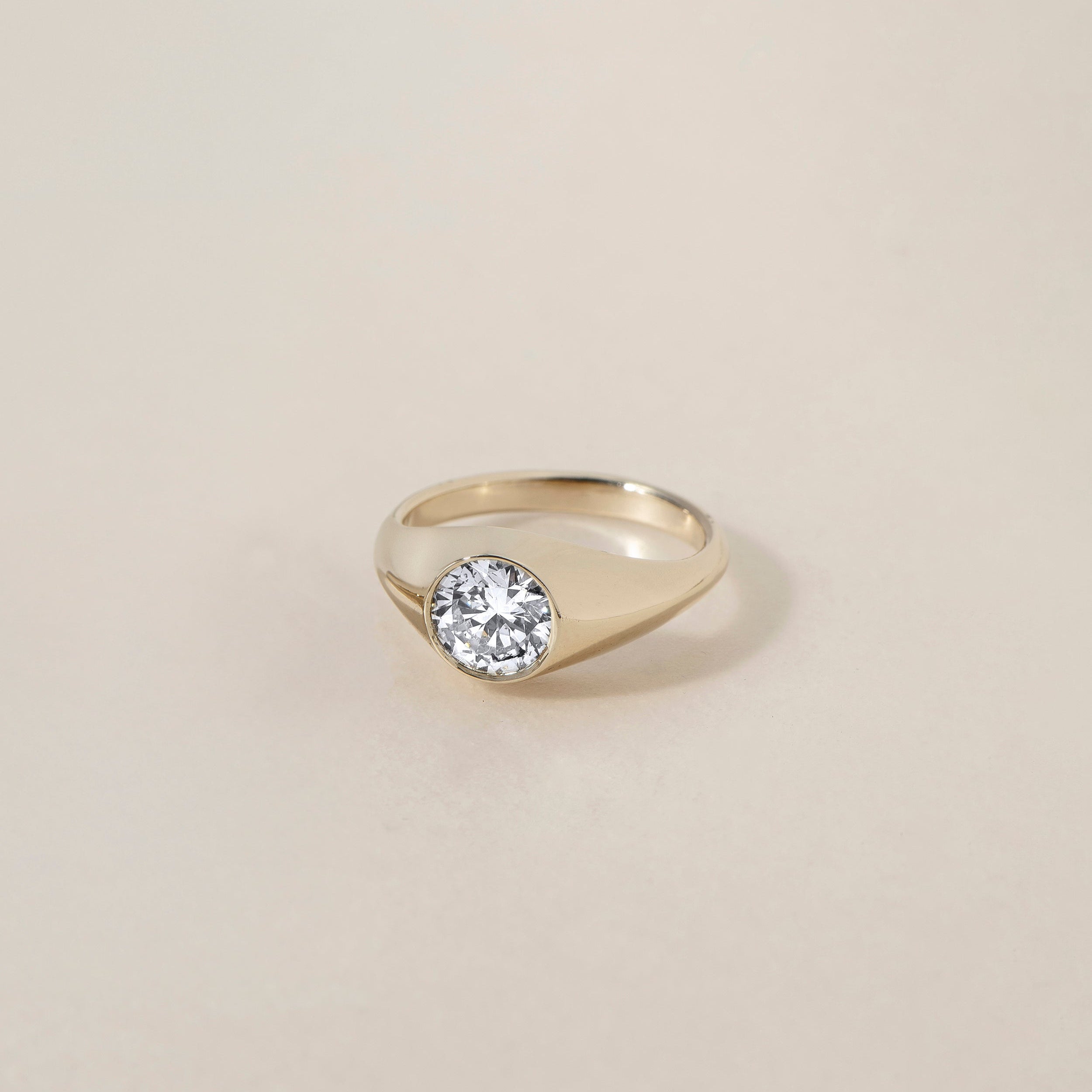 GRAND ORO
A modern interpretation of the gypsy ring, defined by soft volume and sculptural balance. The flush-set diamond becomes one with the gold, creating a monolithic and effortless silhouette.
The GRAND ORO is a 14K solid gold Fine Jewelry engagement ring that blends tradition with contemporary luxury design. Bold yet minimal, soft yet structured.
Handcrafted in the Ruby Star studio, it is designed as a modern heirloom piece that transcends trends.
Details:
• 1ct diamond (white / lab-grown / champagne)
