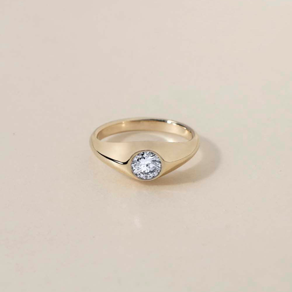 CLASSIC ORO
A refined interpretation of the classic gypsy ring, defined by soft curves and sculptural simplicity. The flush-set diamond integrates seamlessly into the gold form.
The CLASSIC ORO is a 14K solid gold Fine Jewelry engagement ring designed for everyday wear. Minimal, timeless, and effortlessly balanced.
Handcrafted in the Ruby Star studio as a modern heirloom piece.
Details:
• 0.50ct diamond (white / lab-grown / champagne)
• Flush setting
• 14K solid gold
• Handmade fine jewelry
• Sculptural min