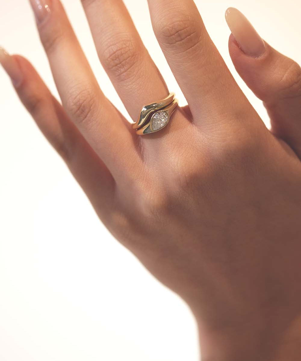 FLOW II RING - Ruby Star