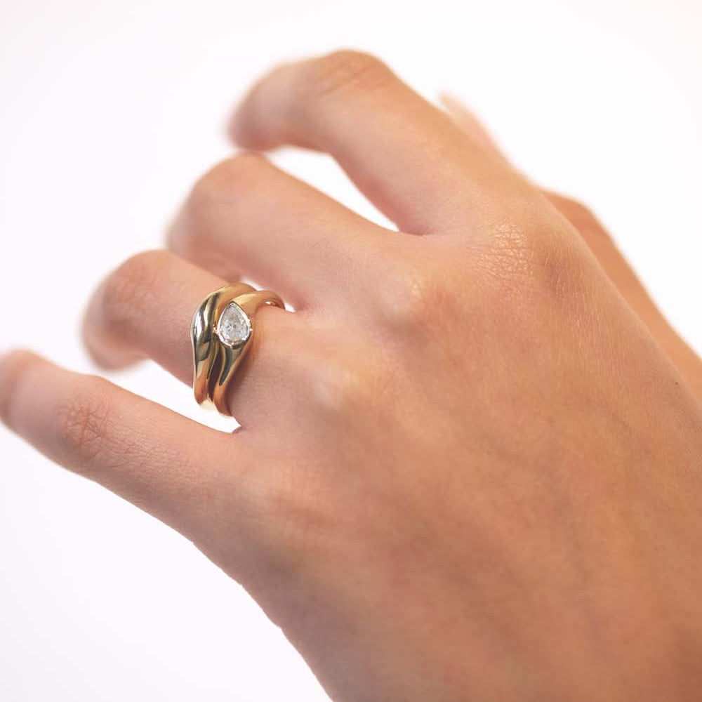 FLOW I RING - Ruby Star