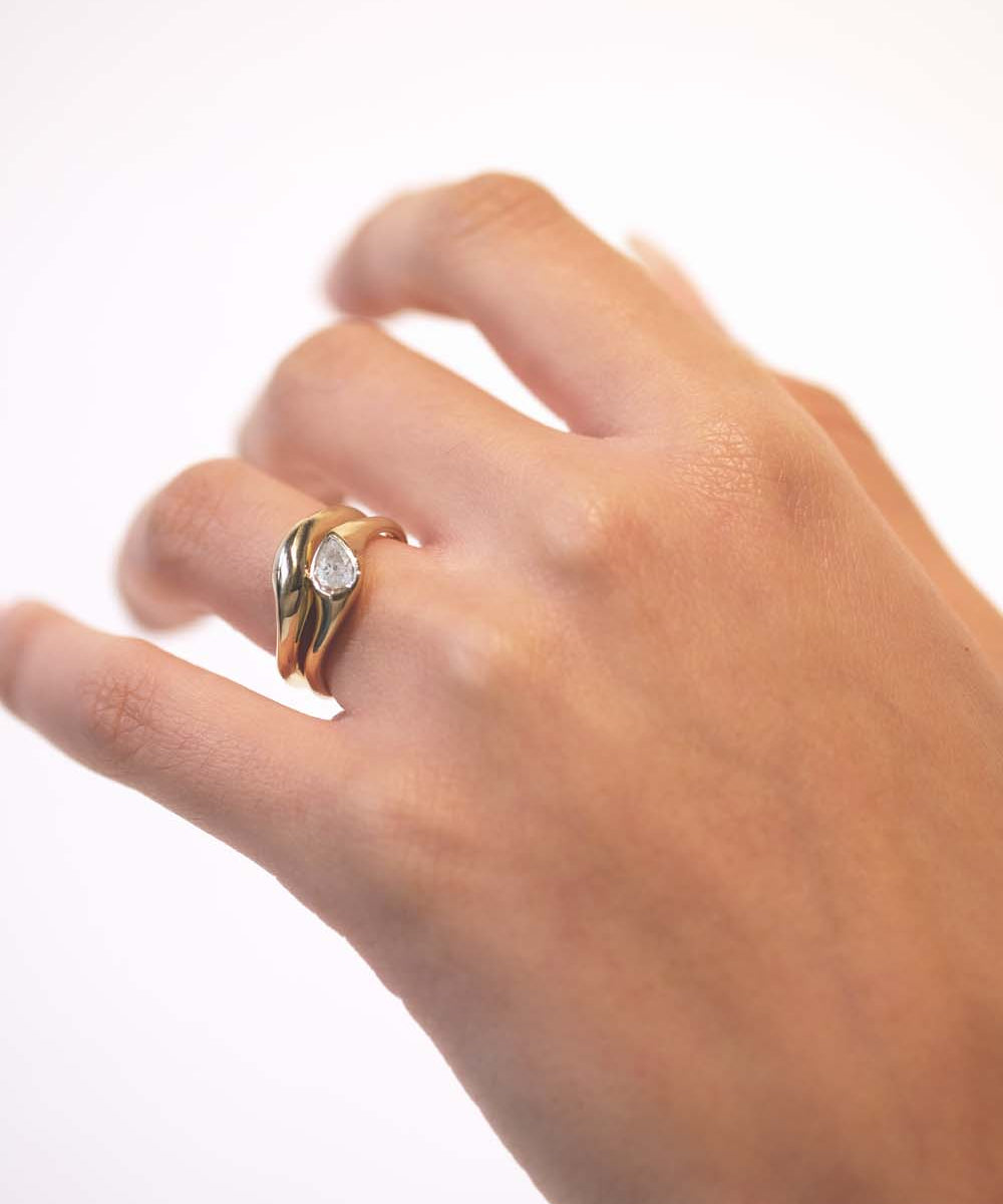 FLOW I RING - Ruby Star