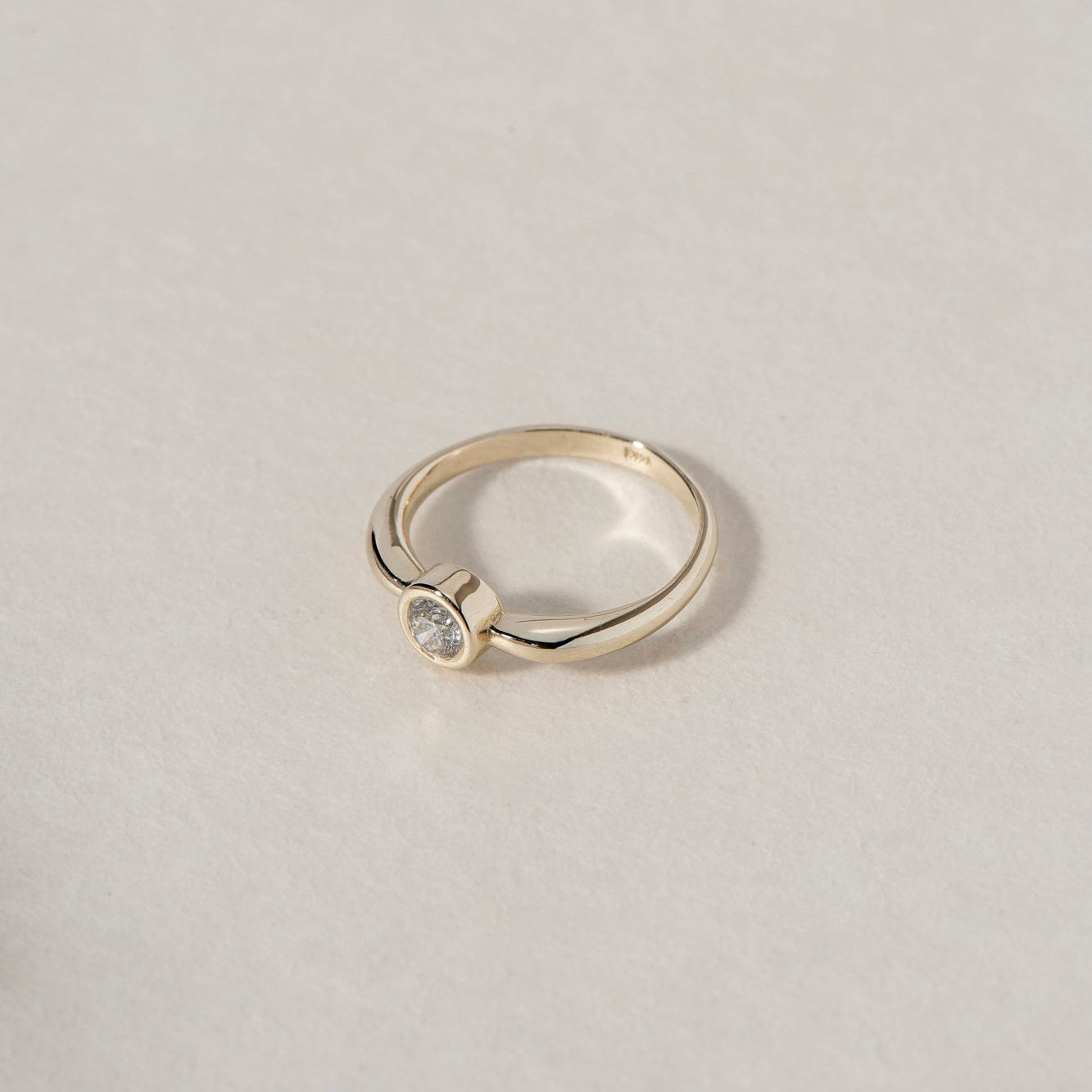 FULL MEMENTO RING
A bezel-set solitaire engagement ring designed as a symbolic object of memory, presence, and meaning.
The FULL MEMENTO RING is a 14K solid gold Fine Jewelry piece that merges contemporary luxury design with sculptural minimalism.
Handcrafted in the Ruby Star studio as a modern heirloom.
Details:
• Round diamond (natural or lab-grown)
• Full bezel setting
• 14K solid gold
• Handmade fine jewelry
• Minimal symbolic design
A luxury engagement ring for those drawn to meaning-driven, timeless d