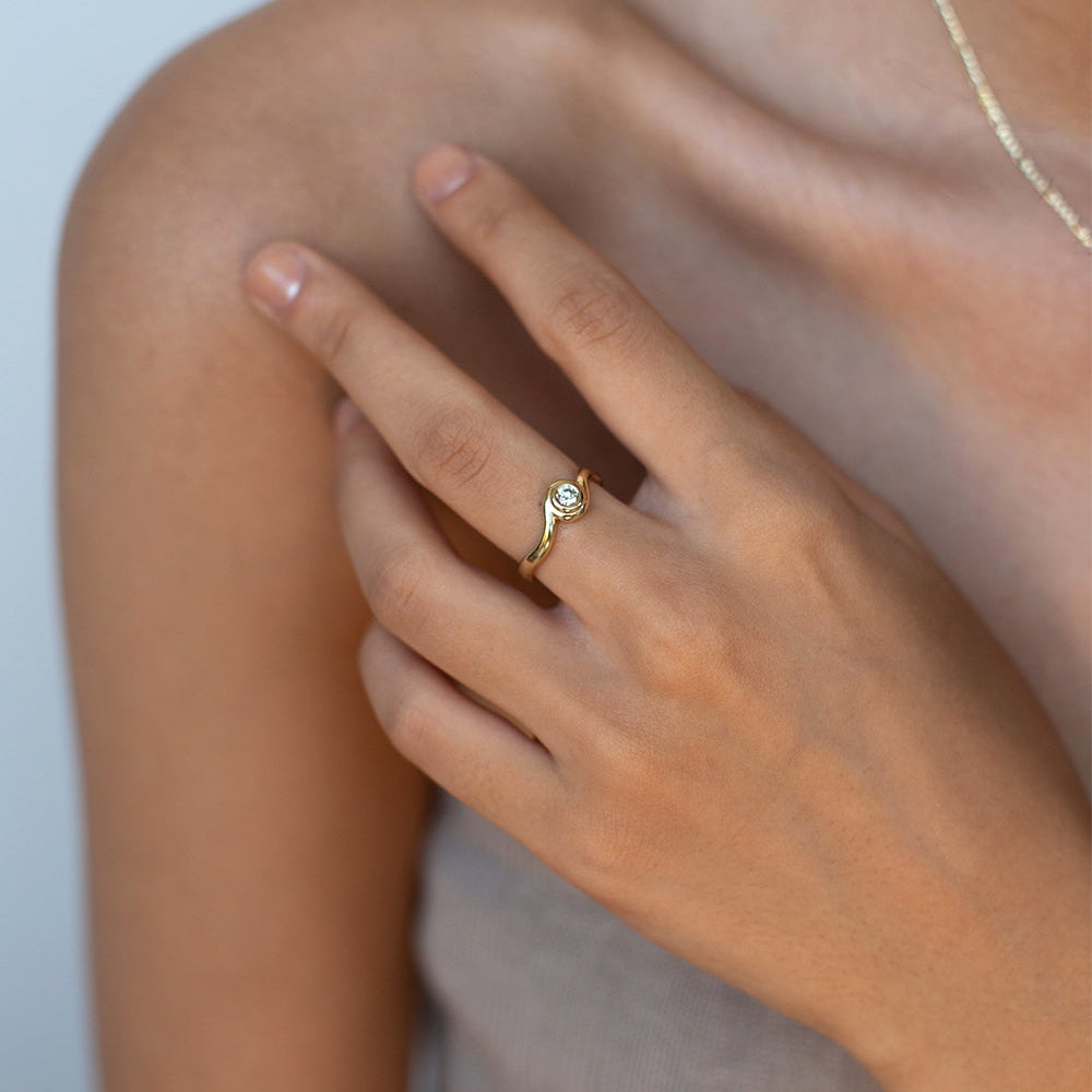 GOLD RIPPLE RING - Ruby Star