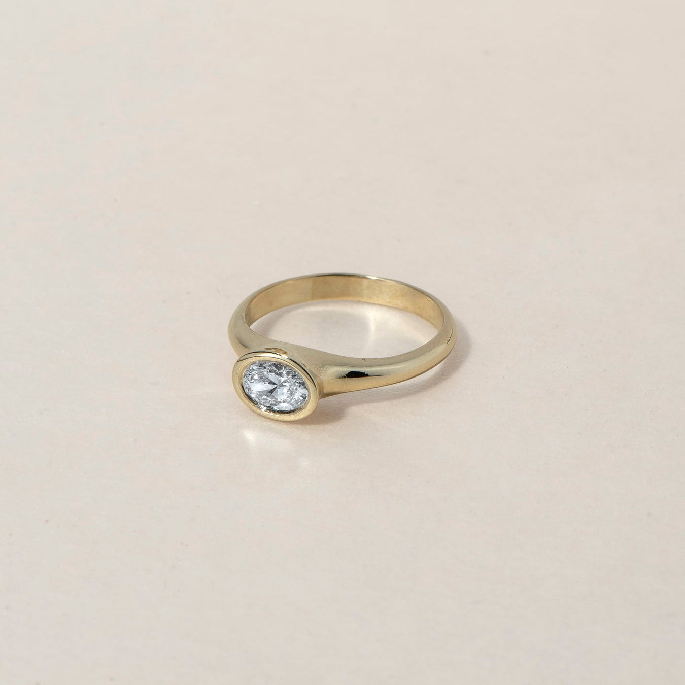 GRAND OVAL RING
A bold oval diamond engagement ring elevated on a sculptural gold base, creating a floating illusion of light and form.
The GRAND OVAL is a 14K solid gold Fine Jewelry piece combining contemporary jewelry design with architectural presence.
Handcrafted in the Ruby Star studio as a modern heirloom ring.
Details:
• 0.50ct oval diamond (lab-grown white)
• Elevated bezel setting
• 14K solid gold
• Handmade fine jewelry
• Sculptural bold design
A luxury oval engagement ring for those drawn to mod