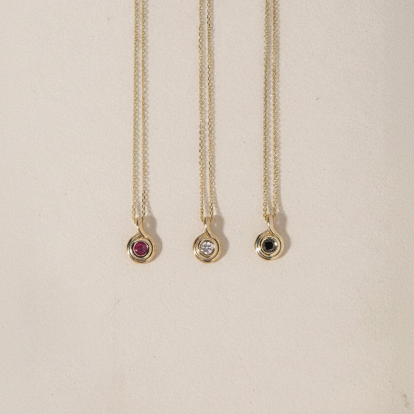 GOLD ROLL NECKLACE - Ruby Star