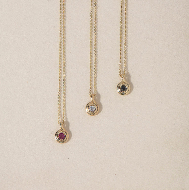 GOLD ROLL NECKLACE - Ruby Star