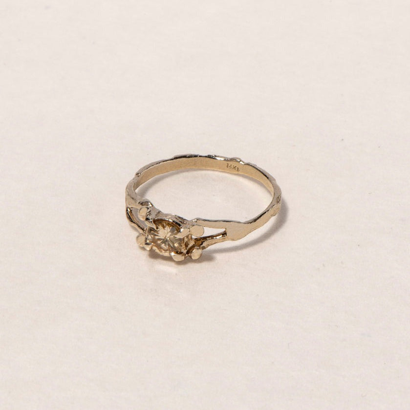 GOLD GRACE RING
A minimalist solid gold band defined by quiet balance and architectural softness.
The GOLD GRACE RING is a 14K solid gold Fine Jewelry piece designed for everyday elegance, stacking, or as a minimalist engagement ring.
Handcrafted in the Ruby Star studio as a modern heirloom.
Details:
• 14K solid gold
• Minimal band design
• Handmade fine jewelry
• Stackable / engagement use
A timeless gold ring for those drawn to quiet luxury and refined simplicity.
Customizable with a larger or smaller dia