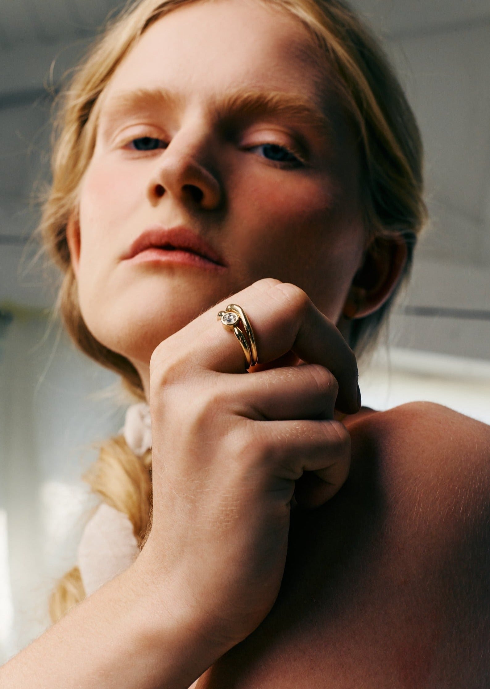 FULL MEMENTO RING
A bezel-set solitaire engagement ring designed as a symbolic object of memory, presence, and meaning.
The FULL MEMENTO RING is a 14K solid gold Fine Jewelry piece that merges contemporary luxury design with sculptural minimalism.
Handcrafted in the Ruby Star studio as a modern heirloom.
Details:
• Round diamond (natural or lab-grown)
• Full bezel setting
• 14K solid gold
• Handmade fine jewelry
• Minimal symbolic design
A luxury engagement ring for those drawn to meaning-driven, timeless d