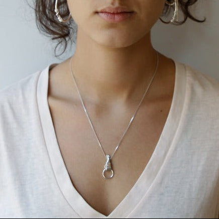 SOLID HAND NECKLACE - Ruby Star